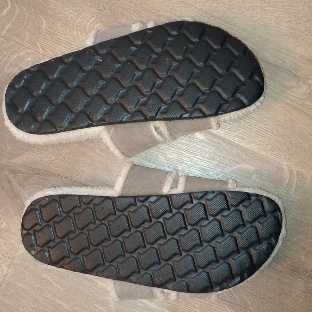 CUSHIONAIRE - The "H" Sherpa Slippers - Size: 9 - Picture 3 of 3